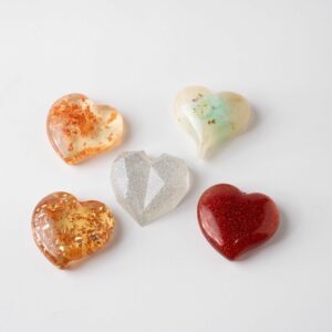 ديكور شكل قلب مصنوع من ريزن