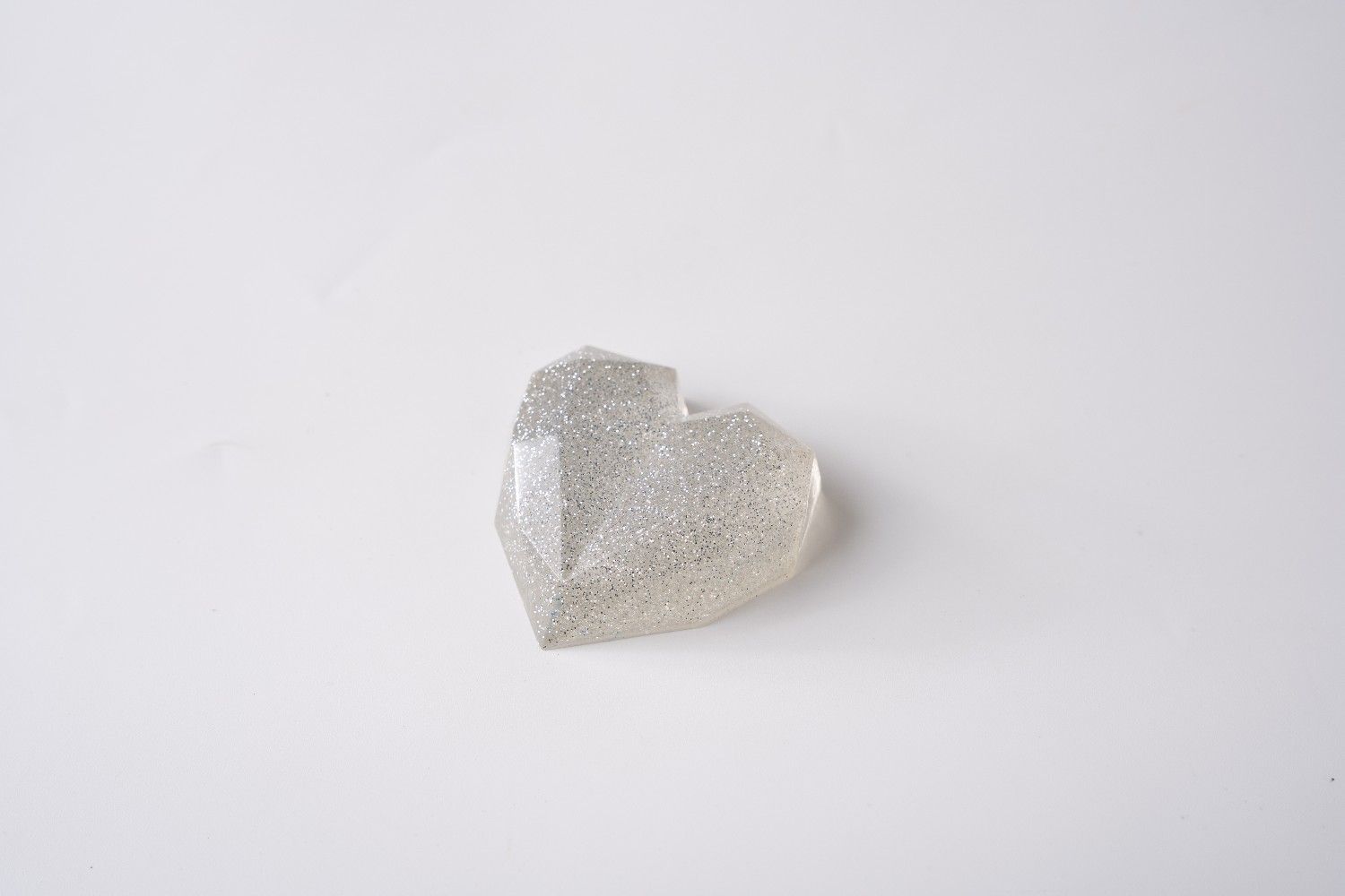 ديكور شكل قلب مصنوع من ريزن - الصورة 6